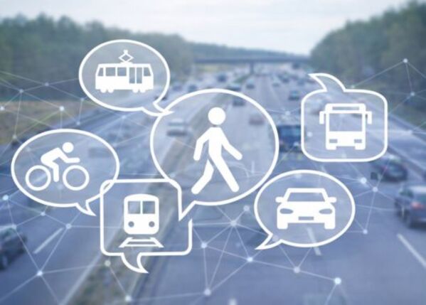 Symbole verschiedener Verkehrsmittel überlagern sich mit dem unscharfen Bild einer belebten Autobahn.